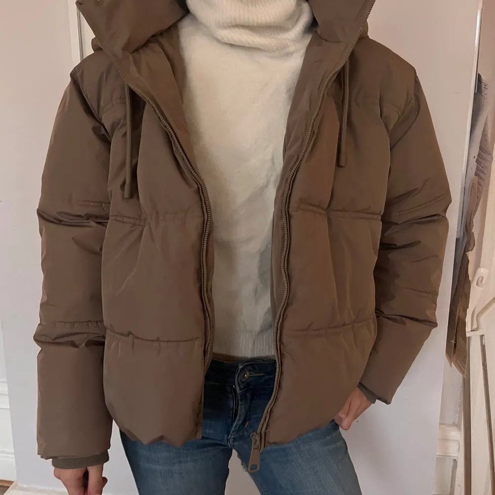 Jätte skön och puffig jacka från Zara i färgen beige!! Använd typ 2 ggr. Snygg och varm att ha i vinter, säljer för jag inte använder. . Jackor.