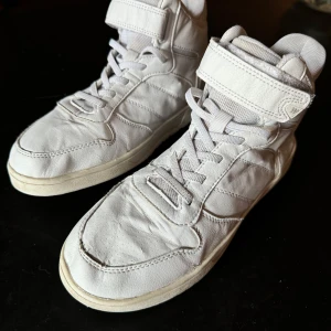 Warp vita höga sneakers  - Vita höga sneakers stl 37. Okej skick, sulor lite slitna, se bild.