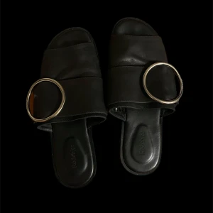 Rodebjer skor - Säljer dessa super fina skor då jag tyvärr ej använder dem längre, har endast använd dem en halv sommar utomlands så dem är i bra skick! Org pris 2000kr. Priset kan diskuteras 🫶