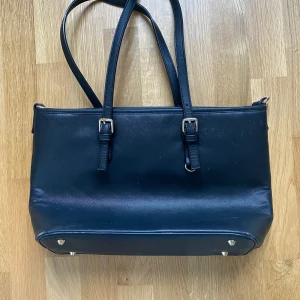 Väska❤️ - Säljer en svart väska som är köpt second hand❤️