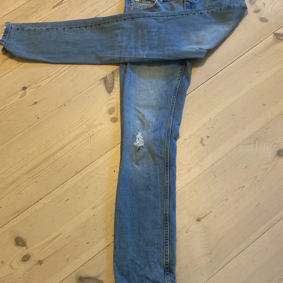 Jeans med slitningar  - 90