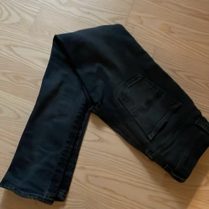 Nudie jeans - Säljer nu ett par nudie jeans i modellen grim Tim. Grymt skick men några små hål i fickorna. Storleken är 31/32. Kontakta gärna vid frågor och priset kan diskuteras. 