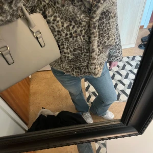 Low/mid rise jeans - Bootcut jeans från Gina tricot, gått sönder en gång tidigare men det är osynligt lagat, säljer då dom ej kommer till användning. kontakta för frågor 🫶