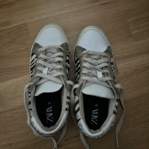 Zebra sneakers  - Coola sneakers från zara. Ganska slitna därav priset