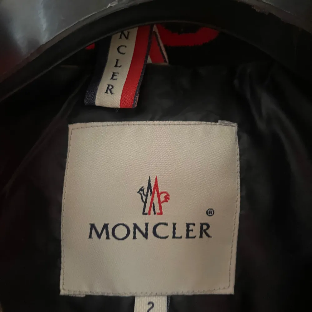 Säljer denna skit snygga Moncler vesten. Då kvittot inte medföljer kan äktenskapen inte garanteras. Hör av er vid frågor.. Jackor.