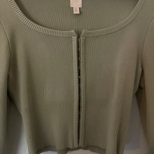 Korsett tröja  - Stretchig tröja med korsett spänne, tjockt fint material, L men passar M