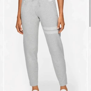 Stronger byxor - Säljer jättefina gråa mjukisbyxor från stronger. Köpte dem för 800kr på stronger. Bilderna är från strongers hemsida