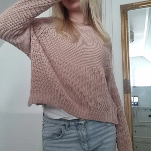 Rosa Stickad tröja - Jätte söt stickad tröja, perfekt till hösten! Säljer då den inte kommer till användning. Pris går alltid att diskutera, hör av er vid minsta fråga!♡♡