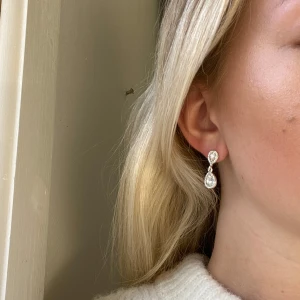 Silver örhängen  - Helt oanvända 🩷  Fick dessa i födelsedags present men är inte riktigt min stil så har inte kommit till användning.  Dessa är äkta silver 🫶🏼