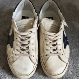 Golden Goose  - Säljer dessa riktigt feta golden Goose i storlek 43🔥 Tar gärna byten eller pengar då kom med offer, hör även gärna av er vid frågor och funderingar🙌🏼