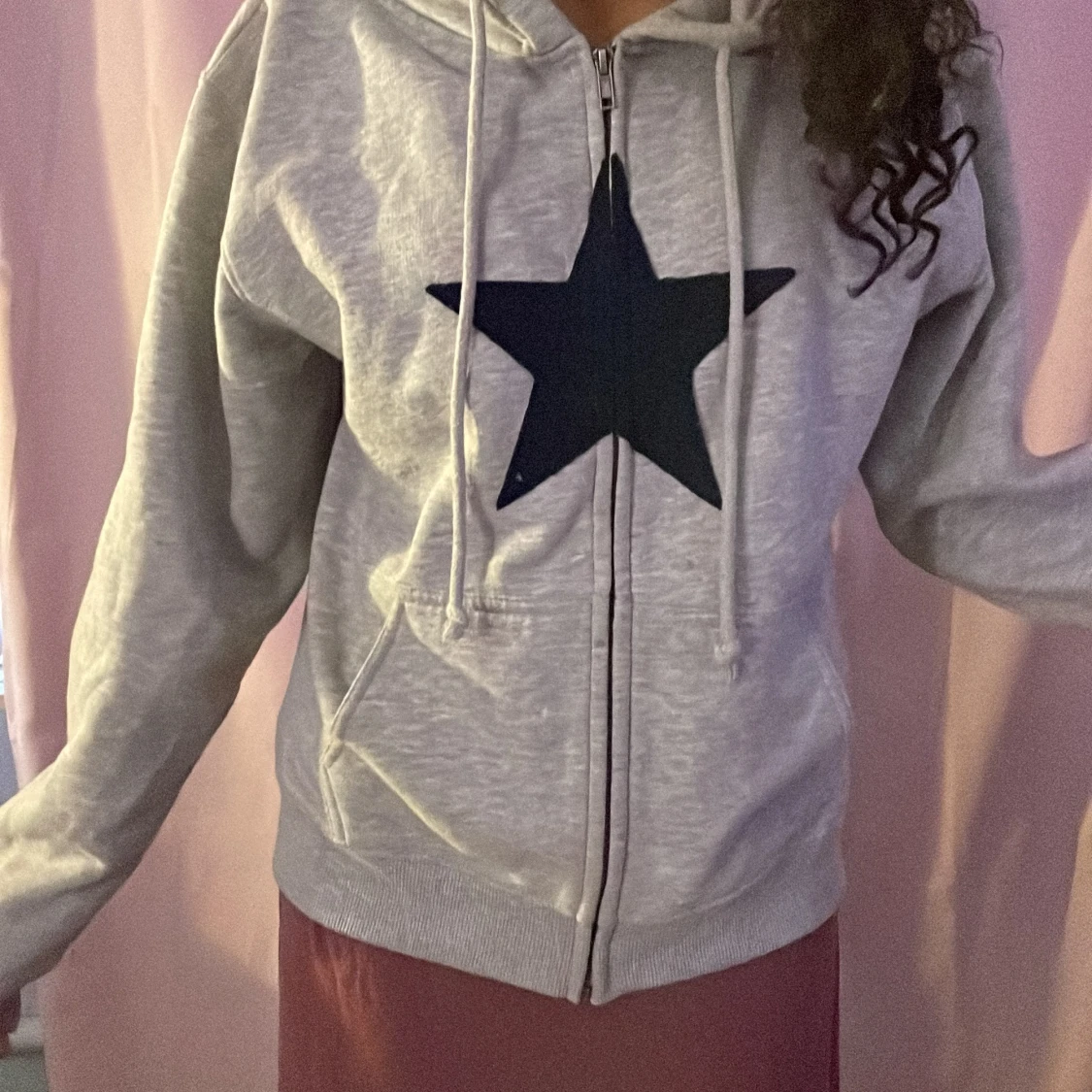 Grå hoodie med svart stjärna - 90