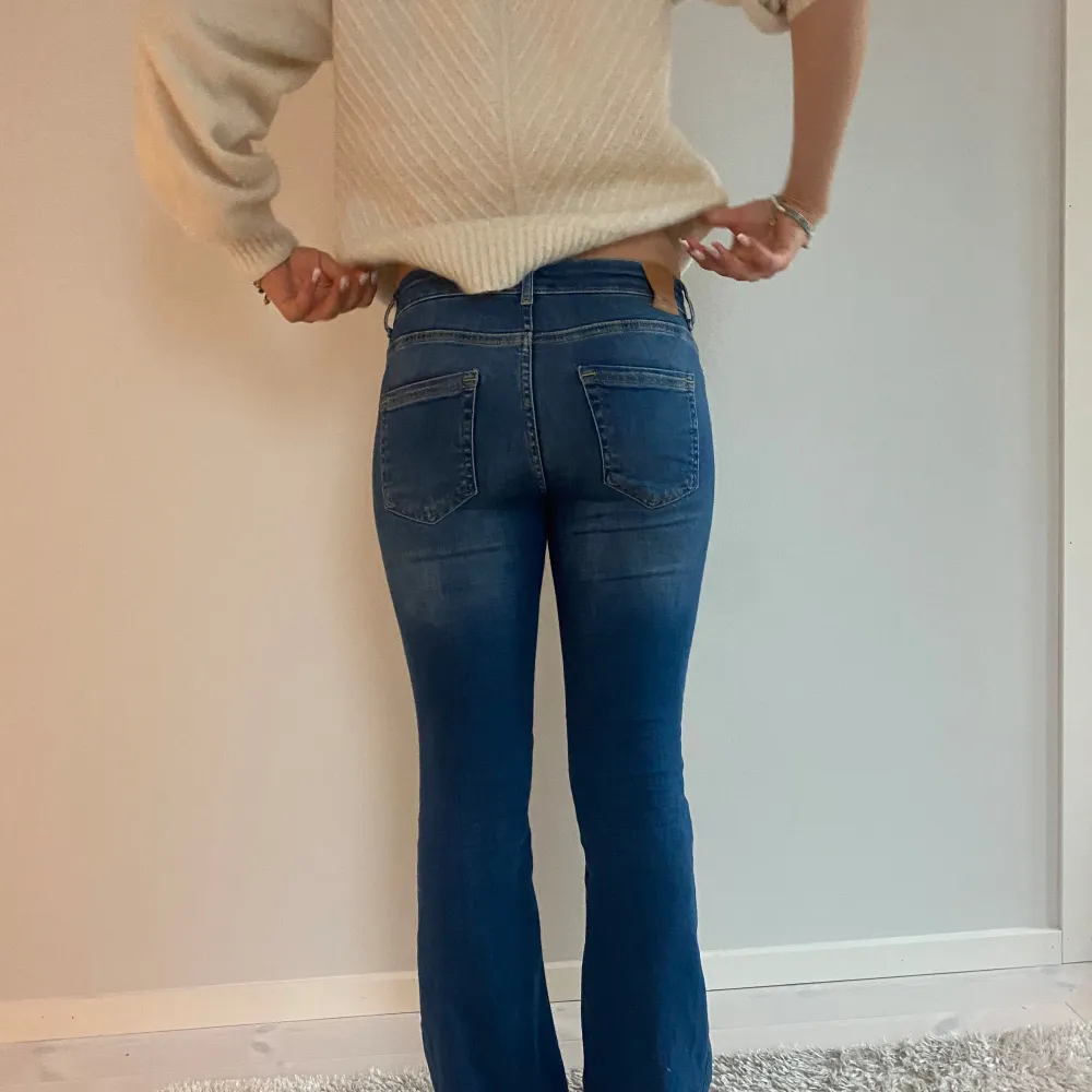 Low waist bootcut jeans från only i storlek small! . Jeans & Byxor.