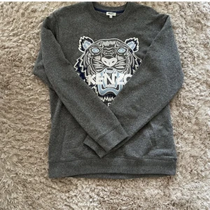 Kenzo tröja - Säljer min kenzo tröja då den inte är min stil längre. Varsamt använd. 