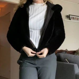 Svart pälsjacka - Fin och mysig pälsjacka från Only. Använd fåtal gånger🍁 Mycket bra skick!🌸 Har du frågor eller vill se fler bilder kan du skicka dm🥰 