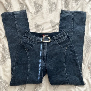 Buckle jeans - Jeans/manchester byxor med bälte, står storlek 44 men skulle säga M, sköna och stretchiga, är 163cm för referens:)