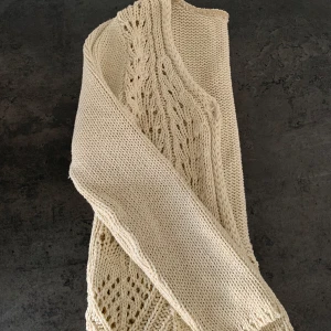 Stickad kofta - Jätte söt, kommer inte till användning därav säljer jag den. Inga defekter och har endast använt den 2 gånger. Står ingen storlek men skulle säga att de är xs. Skriv för frågor/fler bilder💕💕💕