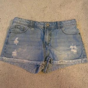 Ljusblå jeansshorts  - Lowrise jeansshorts från Kiabi, ingen slitage, använd ca 2 gånger. Nypris 18€. Säljer pga de är för tajta, de ser ut som nya.💓