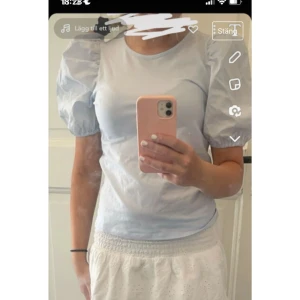 Blå T-shirt med puffärmar - Säljer denna jättefina toppen så den aldrig kommit till användning. Peislappen kvar och i totalt nyskick. Pris går att diskuteras vid snabb affär💗