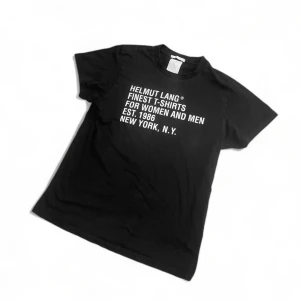 Helmut Lang T-shirt  - Helmut Lang T-shirt i storlek medium. Använd men fortfarande i bra skick. Skriv i DM om intresserad eller har frågor. Kan även skicka fler bilder samt mått. Pris kan diskuteras 