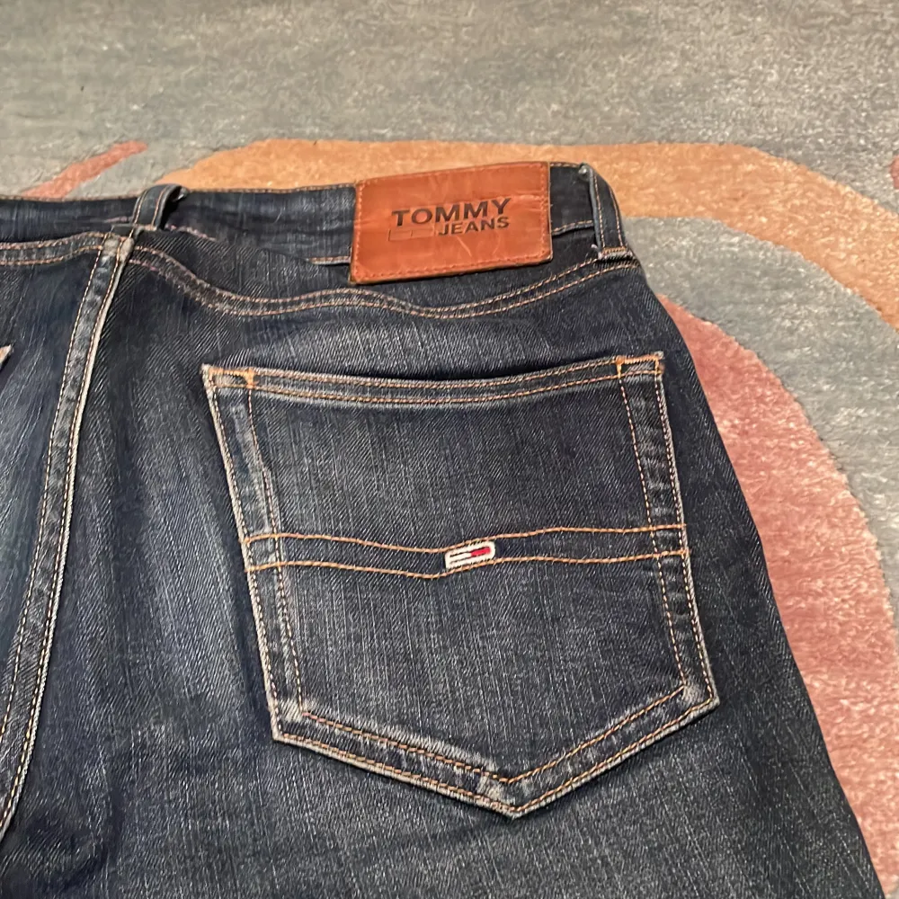 Säljer ett par snygga Tommy Hilfiger jeans i mycket bra skick, inga defekter, storlek W29 L34 (passar bra på mig som är ca 60kg och 181). Passform slim fit, hör av dig om du vill ha fler bilder eller har några frågor!👋. Jeans & Byxor.