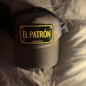 John hatter keps - Tja! Säljer mina tvär feta John hatter kepsar för 489kr för båda då jag ej använder de!