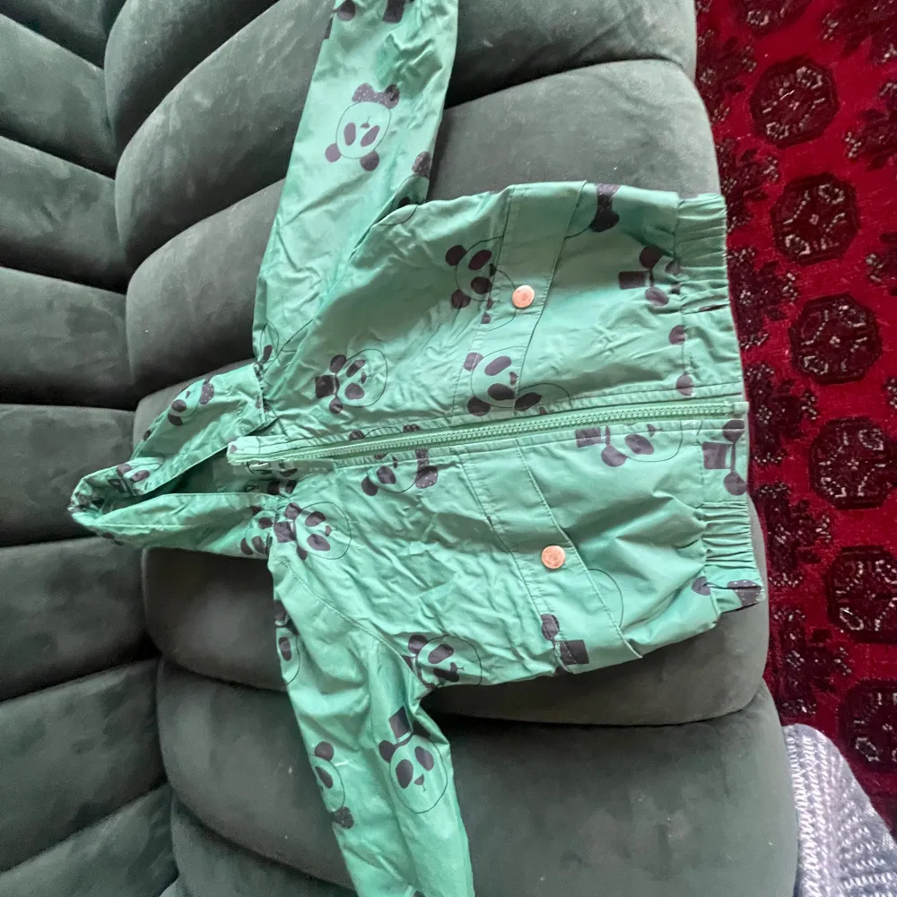 Bild 1: Mini Rodini skjorta. Pris:150kr. Storlek 2-3år. Bild 2:En mini rodini jacka storlek 12-18 månader. Pris:100kr. Bild 3: Adidas sätt storlek 18-24 månader. Pris: 100 kr .Bild 4: Nike tröja storlek 2-3 år. Pris:90kr Kontakta om du är intresserad. Övrigt.