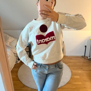 Isabel marant sweatshirt  - Säljer nu min älskade marant tröja då den ej kommer till användning längre. Tröjan har defekter på trycket (se andra bilden) men annars är den i bra skick💓pris kan diskuteras!