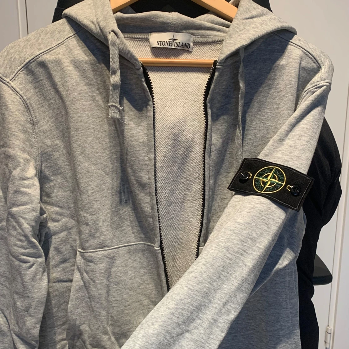 Grå hoodie från Stone Island - 90