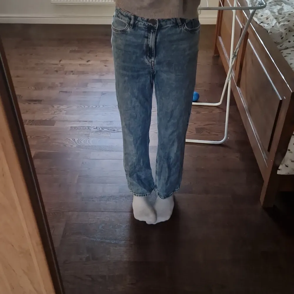 Säljer dessa blå jeans från lindex i stl 152. Jättebra skick, har använts ganska många gånger. Säljer pågrund av att de är för korta för mig. De är mid waist enligt mig. Alla mina plagg tvättas innan de skickas <33. Jeans & Byxor.