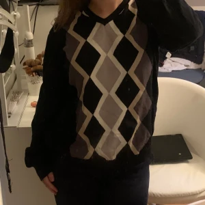 Finstickad tröja - Jättebra skick, från madison avenue men tror att det är ett märke inom kappahl💞 Super nu till hösten och jäätteskön!! Storlek L men man kan ha den som oversize om man har mindre storlek i vanliga fall som jag (S)🥰