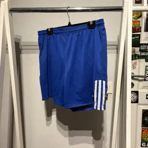  Jag säljer ett par blåa Adidas shorts till för träning. Vill bara bli av med dem just därför säljer jag dem billigt 