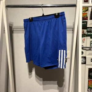 Adidas tränings shorts  -  Jag säljer ett par blåa Adidas shorts till för träning. Vill bara bli av med dem just därför säljer jag dem billigt 