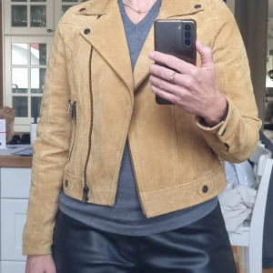 Senapsgul mockajacka - Säljer denna fina mockajacka från Vero Moda, stl S