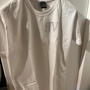 Bvaldi t-shirt  - En unik Bvaldi T-shirt med ett glittrande tryck på bröstet samt på ryggen i två olika färger.  Detta märke är ett nytt design märke som kommer från Skåne. Tröjan är använd 2 gånger. Skicket är 10/10. Storlek M är det. 