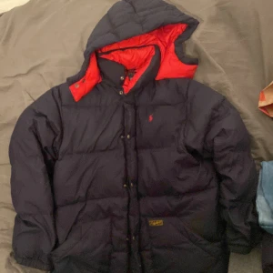 Polo jacka - En fin marinblå polo jacka som är skick 10/10 nästan inte använd. Strl L/ 14-16