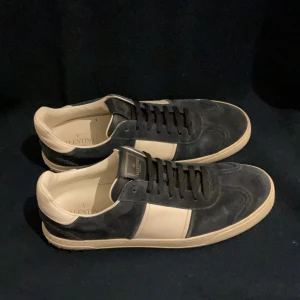 Valentino Flycrew  - Säljer nu dessa navy flycrews i storlek 45  skick 8,7/10-använda men alla nitar är kvar,sulan är ren.  -Og medföljs ej - -Först till kvarn❗️-