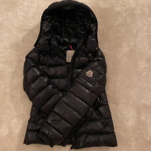 Moncler jacka - Super snygg vinterjacka från moncler. Den är väl använd men ser ut som ny, typ nyskick. Jag köpte den på NK för 6000 kr. Skriv privat för fler bilder. Priset kanske kan diskuteras