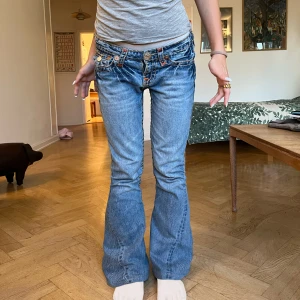 True religion jeans - Bra skick, w27, true religion postar direkt, 39 vid midjan och 74 vid innerbenet💞