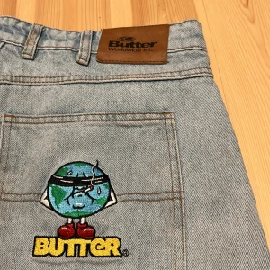 Buttergoods jeans - Jeans i bra skick, endast lite slitna längst ner och snöret som ska finnas på insidan finns inte kvar