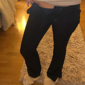 Skitsnygga lågmidjade bootcut kostymbyxor från Bikbok i storlek 34 med slits i jättebra skick som tyvärr är för små för mig, midjemått är 72 och innerbenslängd är 76💕💕