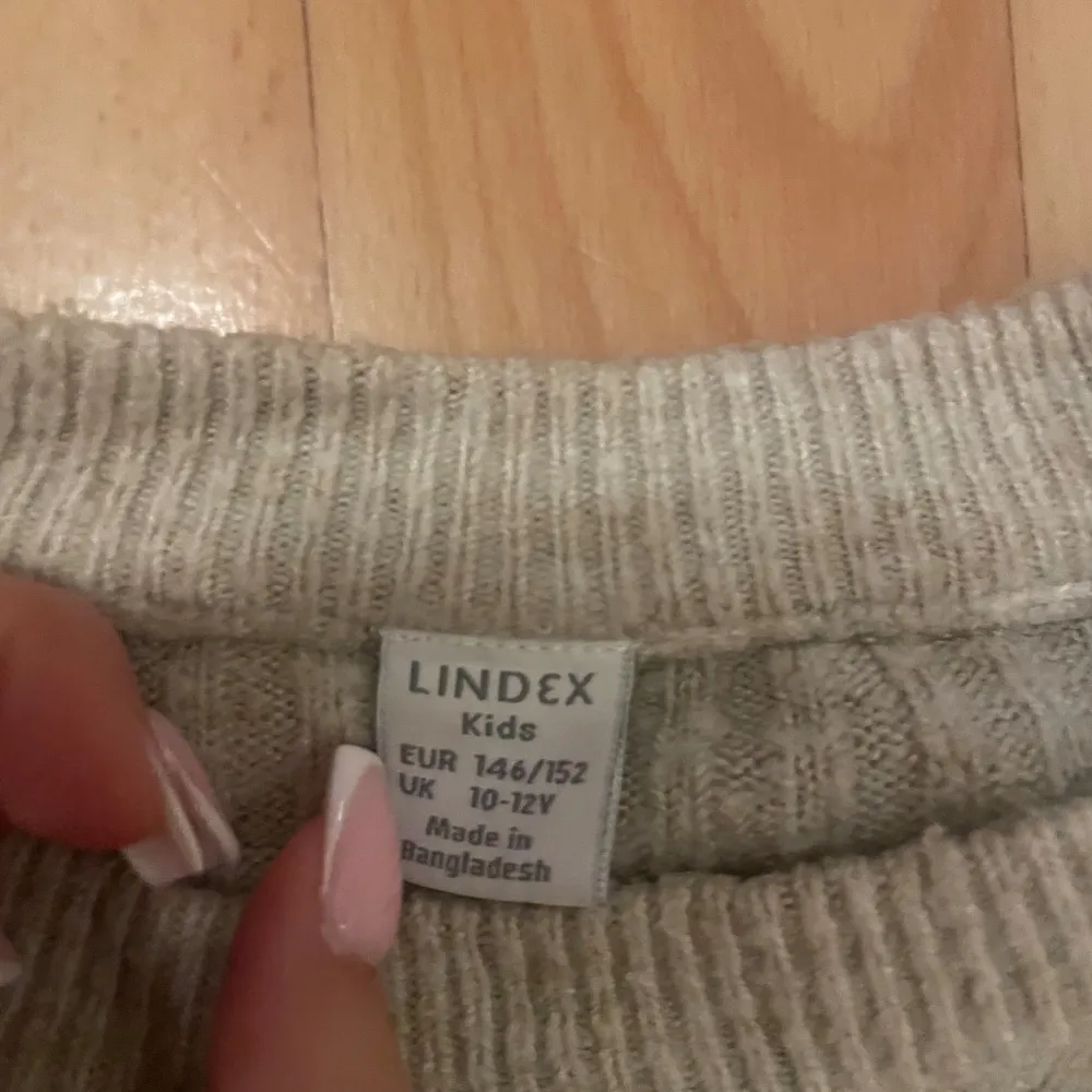 Super fin stickad tröja storlek 146/152 men skulle även passa en xxs/xs säljer då den inte kommer till användning❤️. Neuleet.