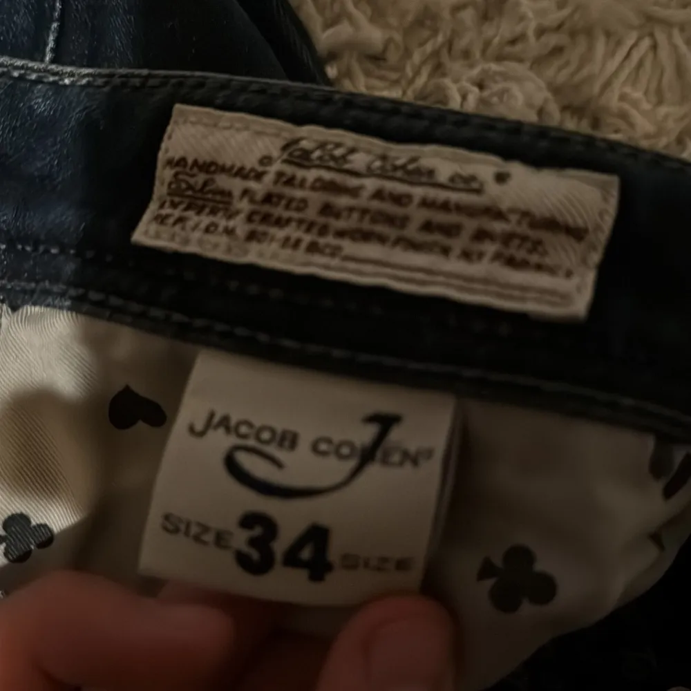 Säljer dessa feta Jacob cohen jeans storlek är 34 . Riktigt fet tvätt på jeansen Skriv för mer bilder eller angående pris . Jeans & Byxor.