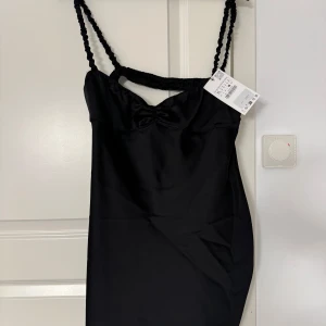 Linne klänning i satin  - Helt ny satin klänning från zara, prislapp på 