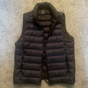 Uniqlo väst - Säljer denna feta uniqlo väst i storlek S nästintill nyskick