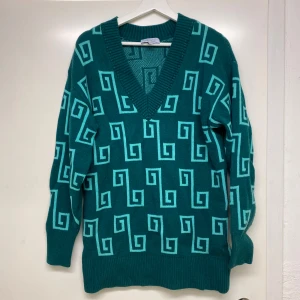 & other stories stickad tröja - Stickad tröja från other stories Turkos/blå med mönster.  Lite längre i modellen/oversize. Passar även någon som har small Ny oanvänd