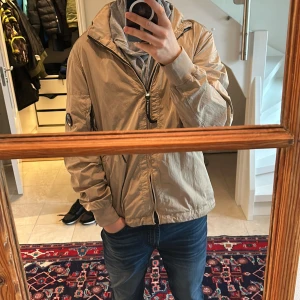 CP Company Windbreaker  - Tja! Säljer nu min CP-company windbreaker. Nypris 5300. Storlek M. Passar 178-185. Skick 9.5/10. Inga defekter! Väldigt snygg windbreaker till höst och vår! Säljer för 2495.  Priset är ej hugget i sten 🪨! Tveka inte att höra av angående frågor! ✅📢