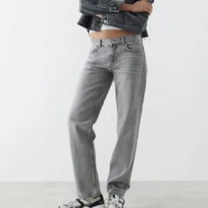 Perfect jeans!💞 - Säljer dessa otroligt fina gråa lågmidjade jeansen!💕 Säljes inte längre på Gina tricots hemsida längre!💞(säljer då dom är lite för långa på miig😊) (orginal pris 499kr) 