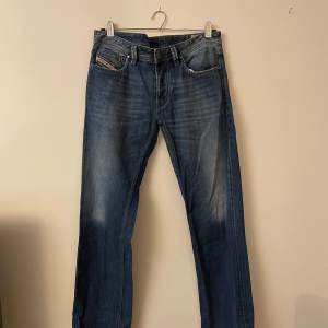 Diesel Jeans W33 L34 - Diesel Jeans, modell Larkee.  - straight leg Jeans  - bra skick med distressing!   Dm för frågor! Möts i stockholm, fraktar annars till resten av landet! 