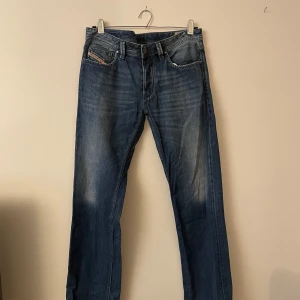 Diesel Jeans straight fit - Diesel Jeans W33 L34 - Diesel Jeans, modell Larkee.  - straight leg Jeans  - bra skick med distressing!   Dm för frågor! Möts i stockholm, fraktar annars till resten av landet! 