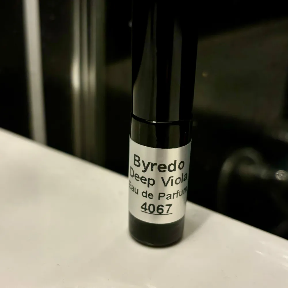 Byredo Deep Viola  5ml  Ljuvlig doft Sample från Coolpriser.se  Testad ett sprut endast Doften finns ej att köpa i Sverige. Parfym.